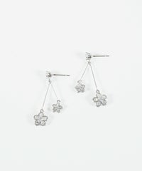 スウェイダブルフラワーチタンポストピアス