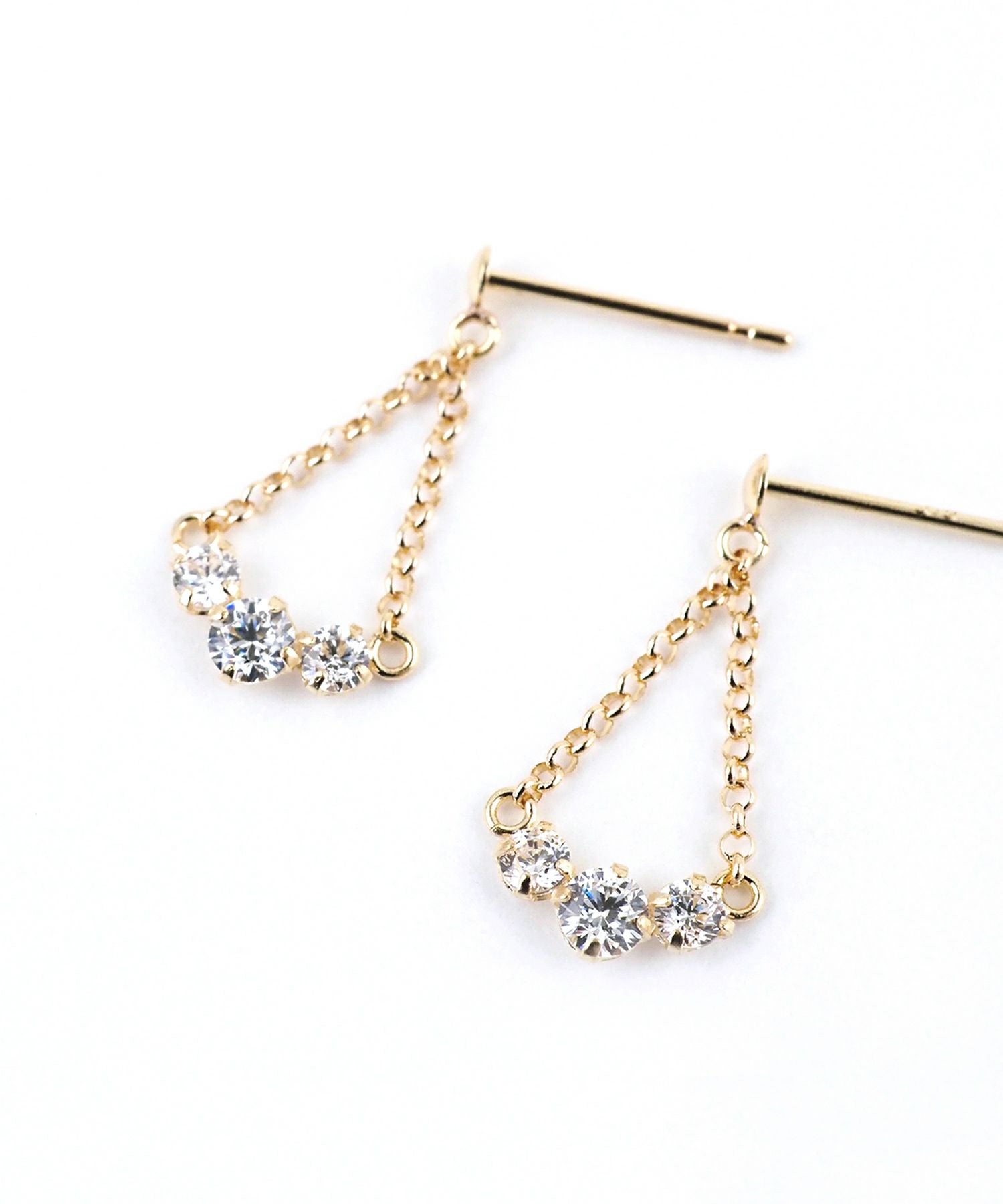 【web限定】[K10]ジルコニアトライアングルチェーンピアス