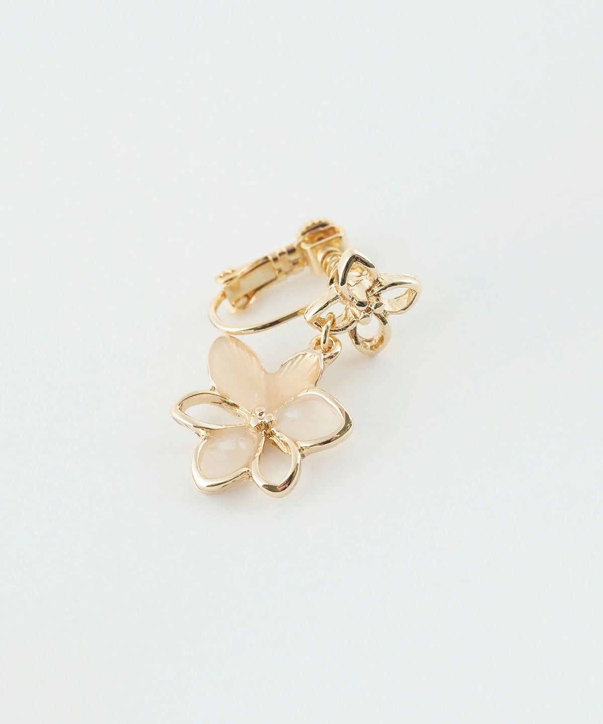 ダブルフラワーシェルIMFスプリングイヤリング