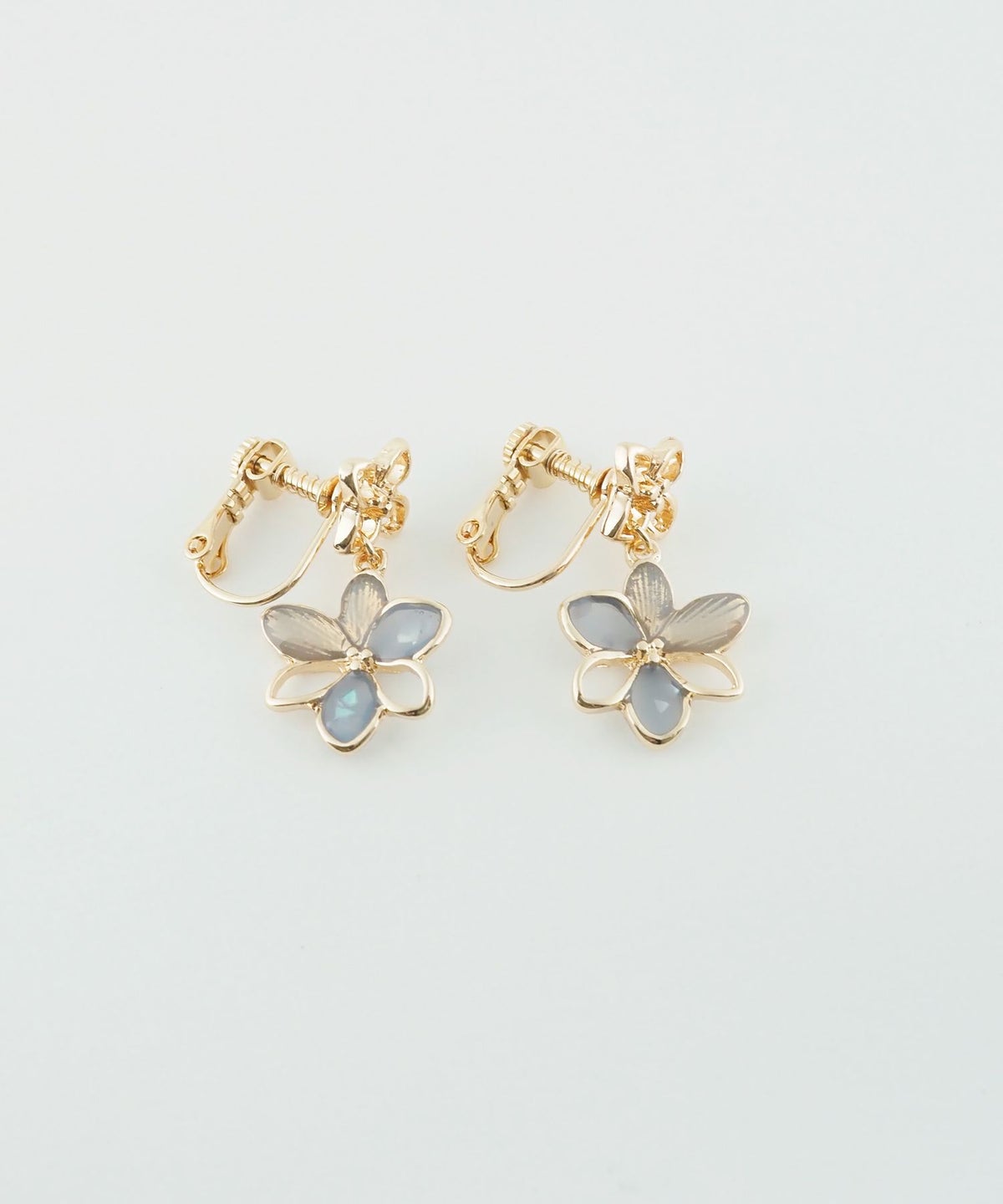 ダブルフラワーシェルIMFスプリングイヤリング