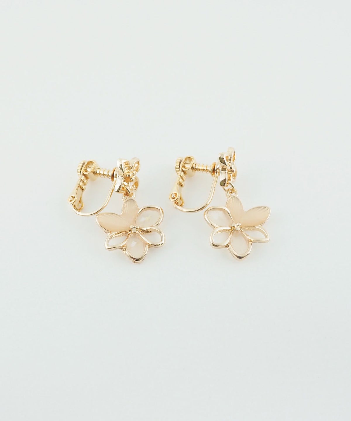 ダブルフラワーシェルIMFスプリングイヤリング