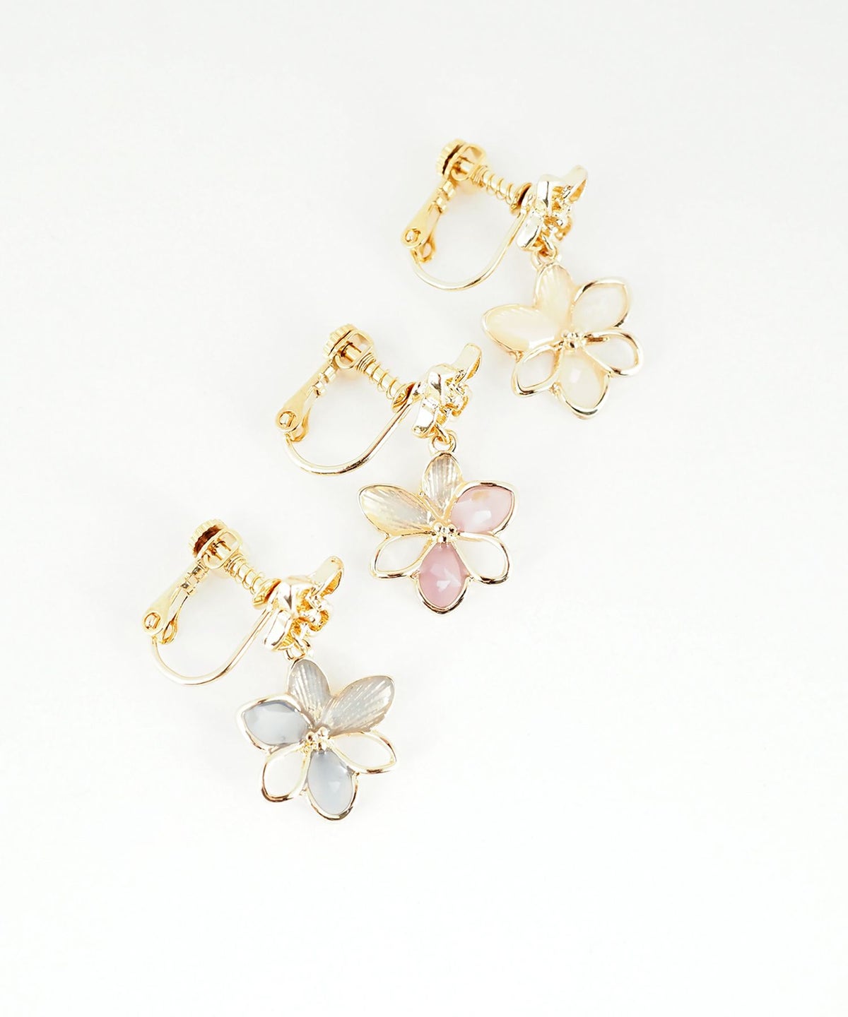 ダブルフラワーシェルIMFスプリングイヤリング