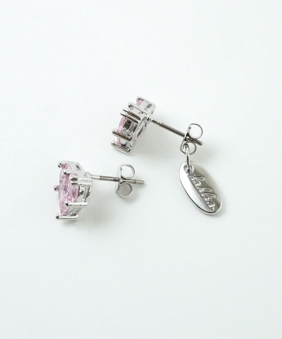 キュービックハートシャイニーチタンポストピアス【Dahlia】