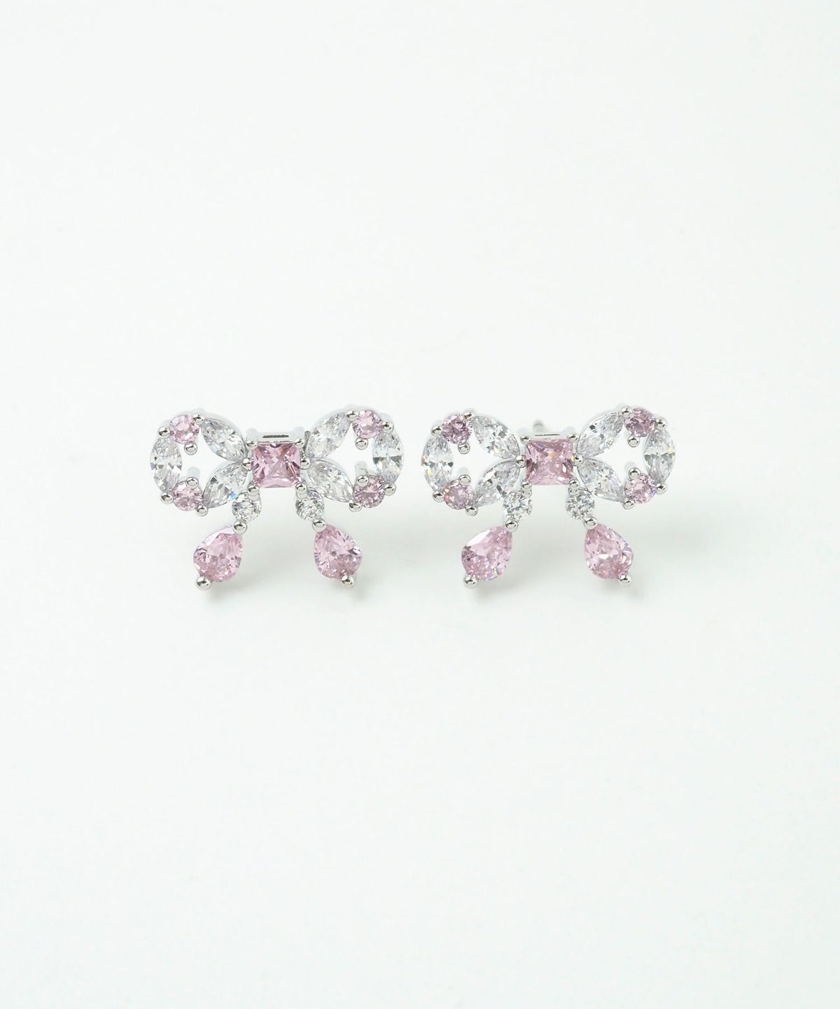 キュービックリボンシャイニーチタンポストピアス【Dahlia】