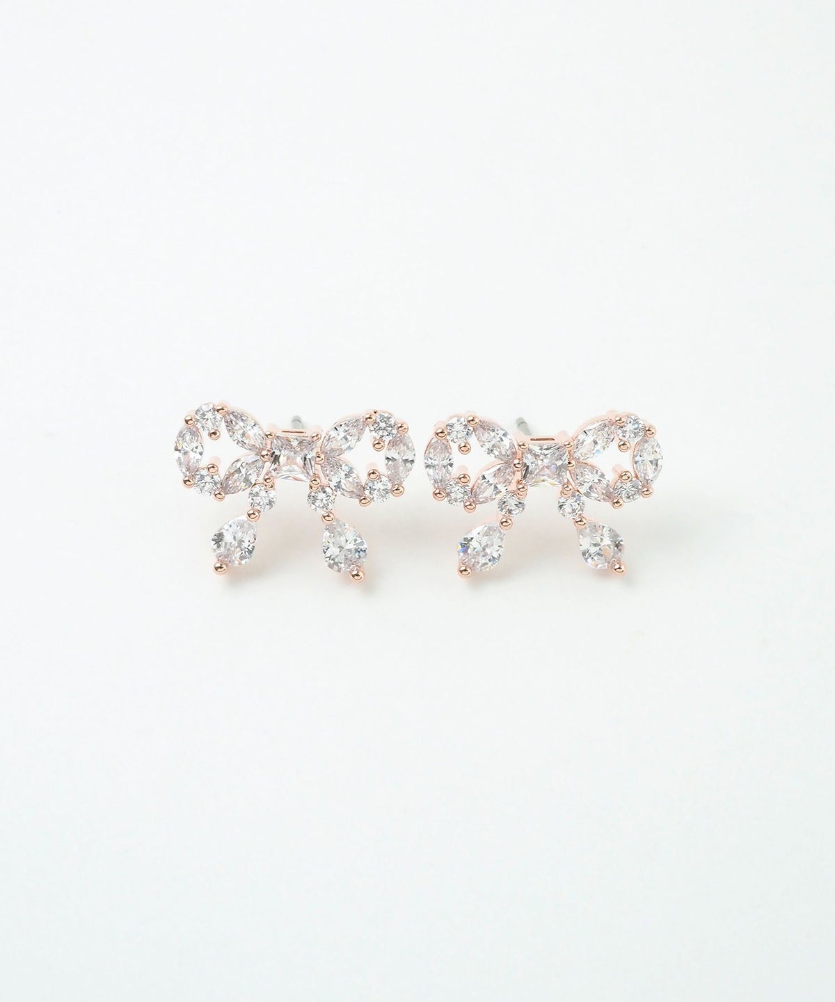 キュービックリボンシャイニーチタンポストピアス【Dahlia】