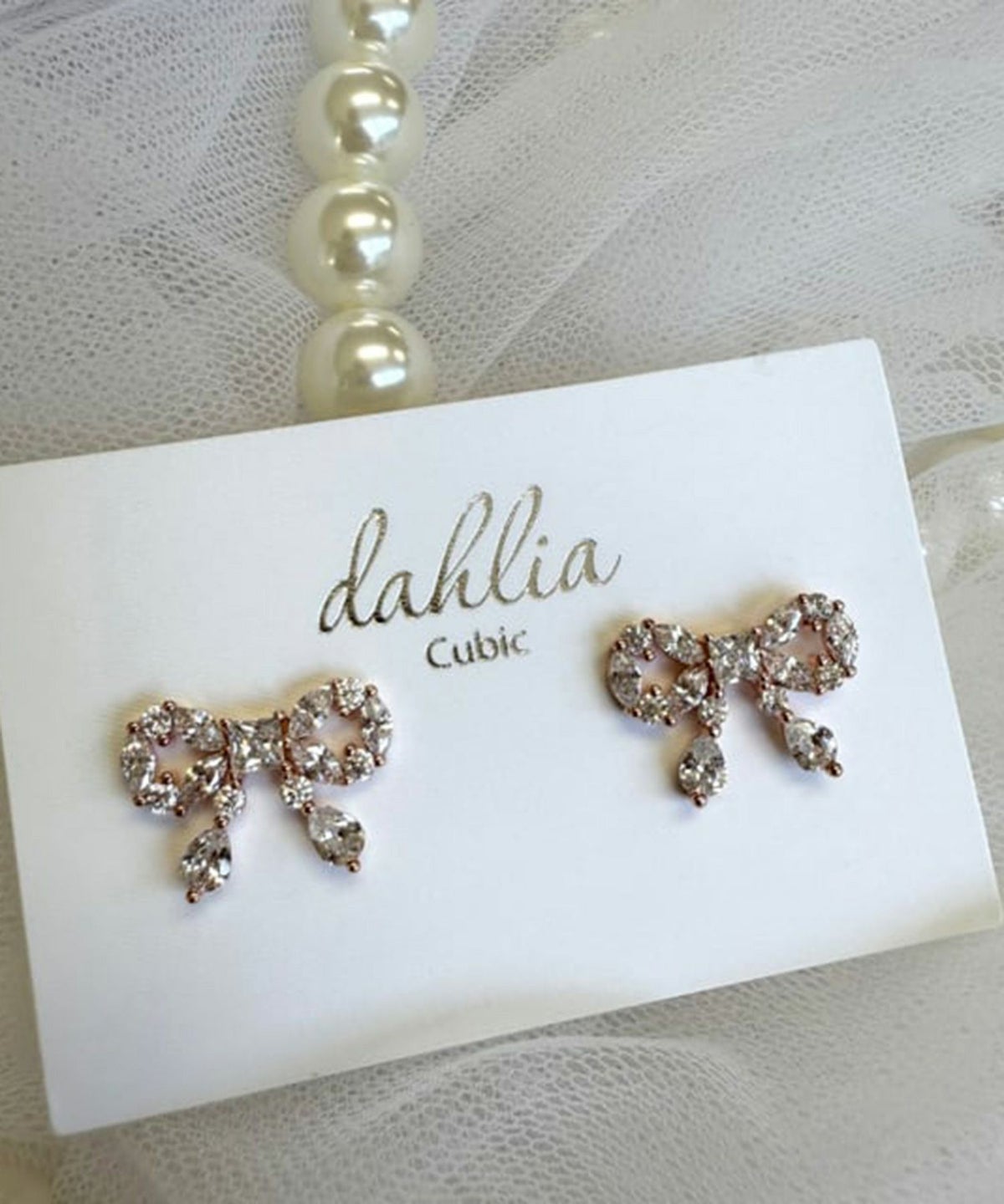 キュービックリボンシャイニーチタンポストピアス【Dahlia】