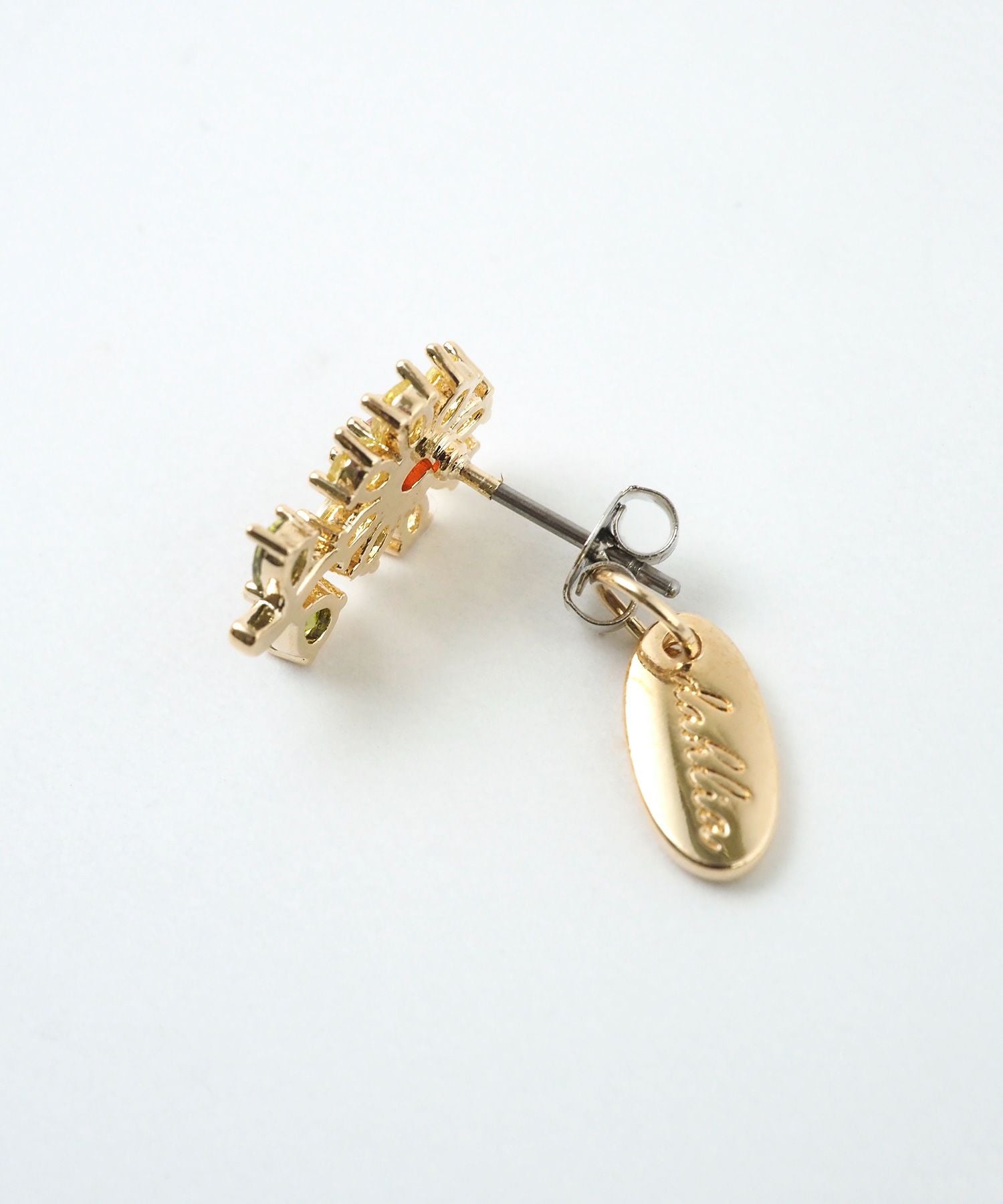 フィールドフラワーキュービックチタンポストピアス【Dahlia】