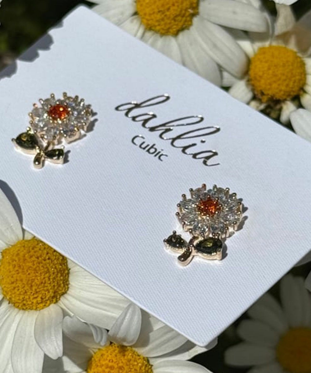 フィールドフラワーキュービックチタンポストピアス【Dahlia】