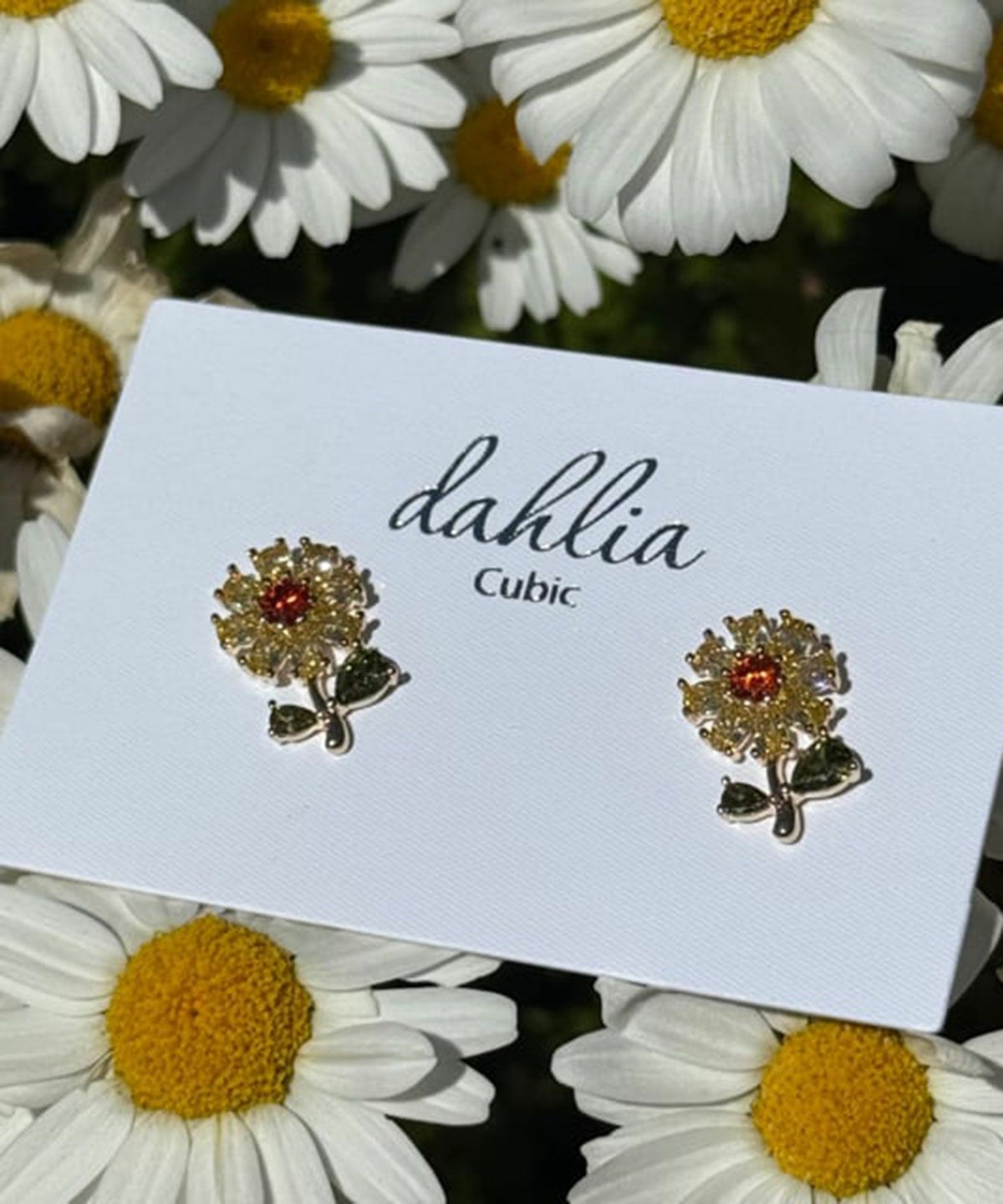 フィールドフラワーキュービックチタンポストピアス【Dahlia】