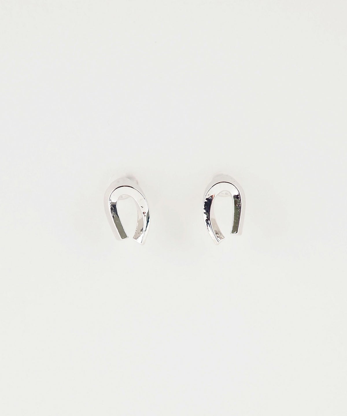 【web限定】ルミホースシューピュアチタンポストピアス【Lumirise】