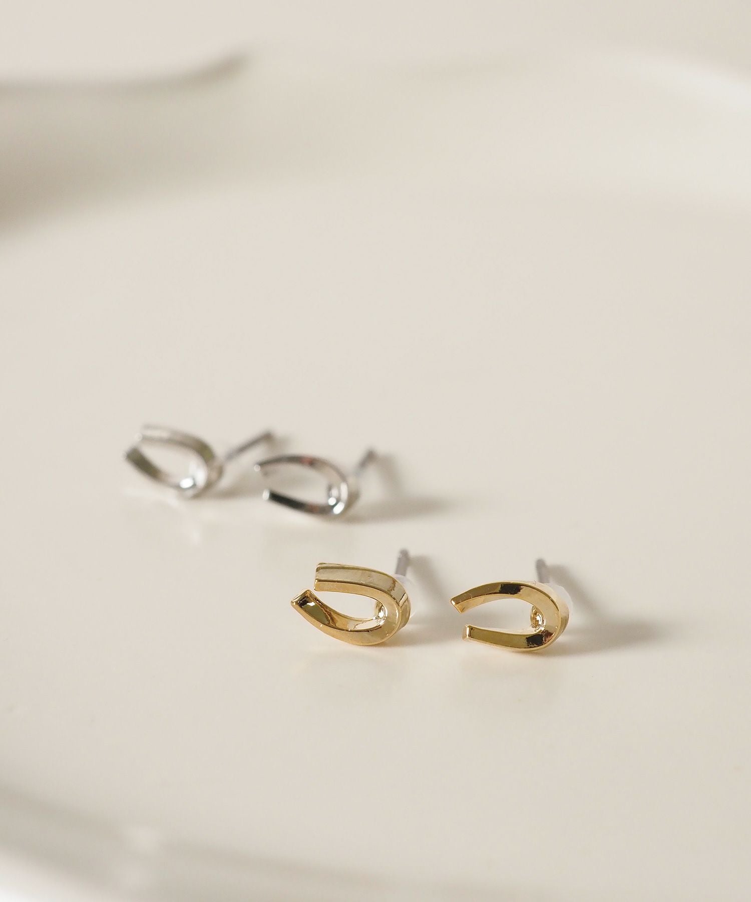 【web限定】ルミホースシューピュアチタンポストピアス【Lumirise】