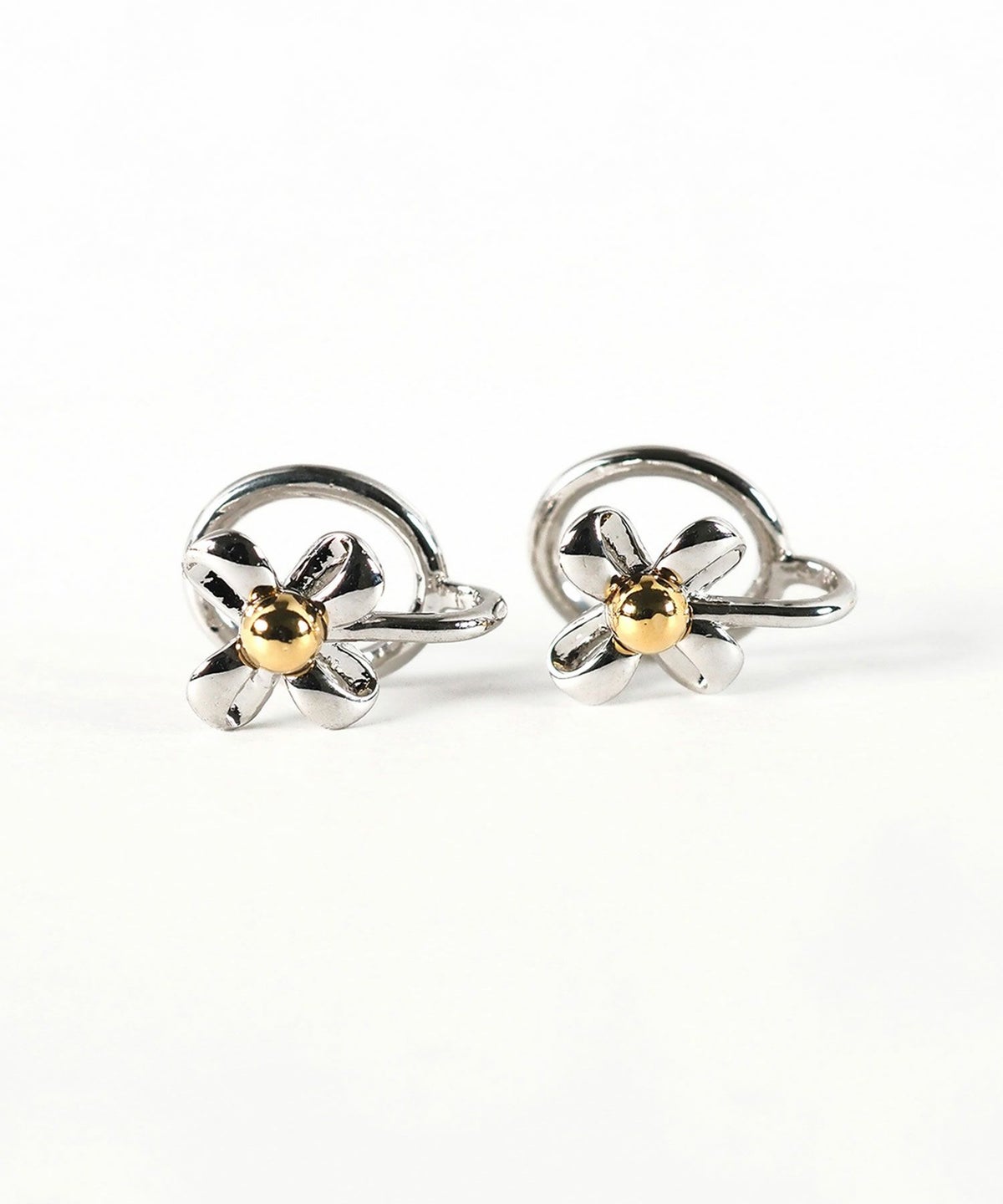 バイカラーフラワーラウンドメタルイヤリング3