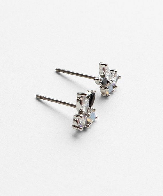 ブラックキュービックチタンポストピアス