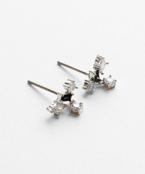 ブラックキュービックスウェイチタンポストピアス