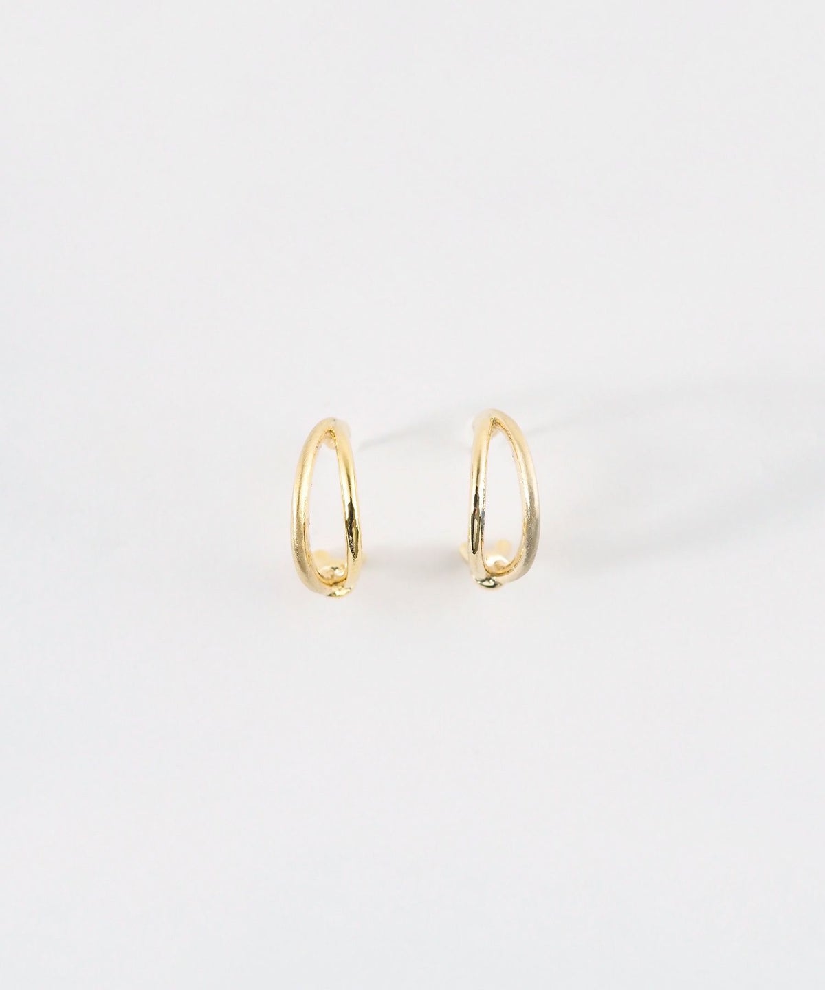 ノットダブルラインフープセラミックポストピアス