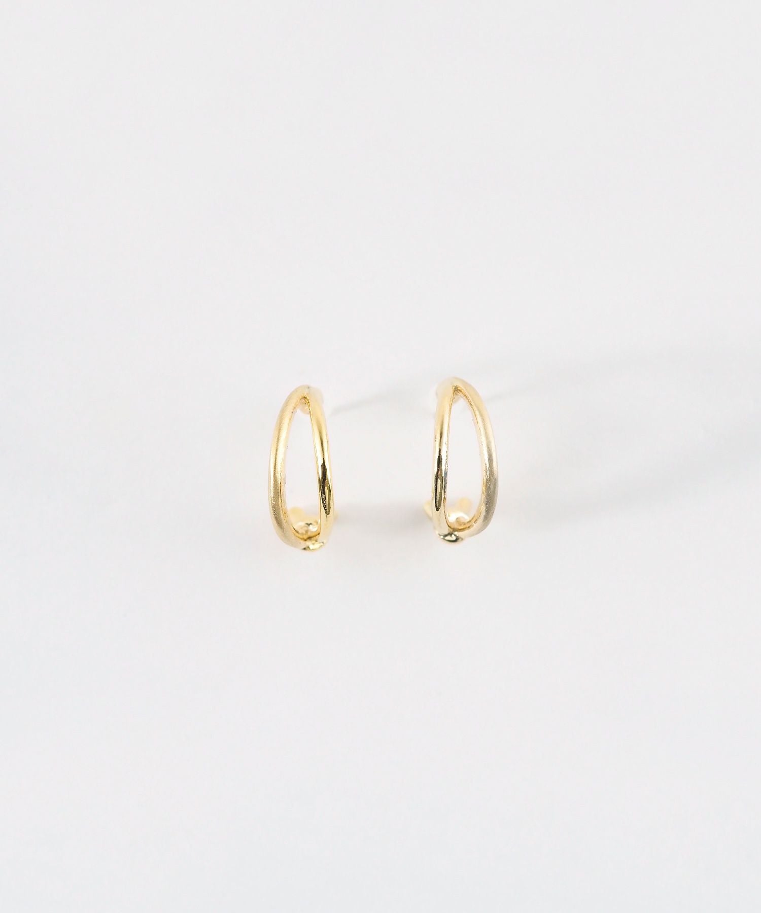 ノットダブルラインフープセラミックポストピアス