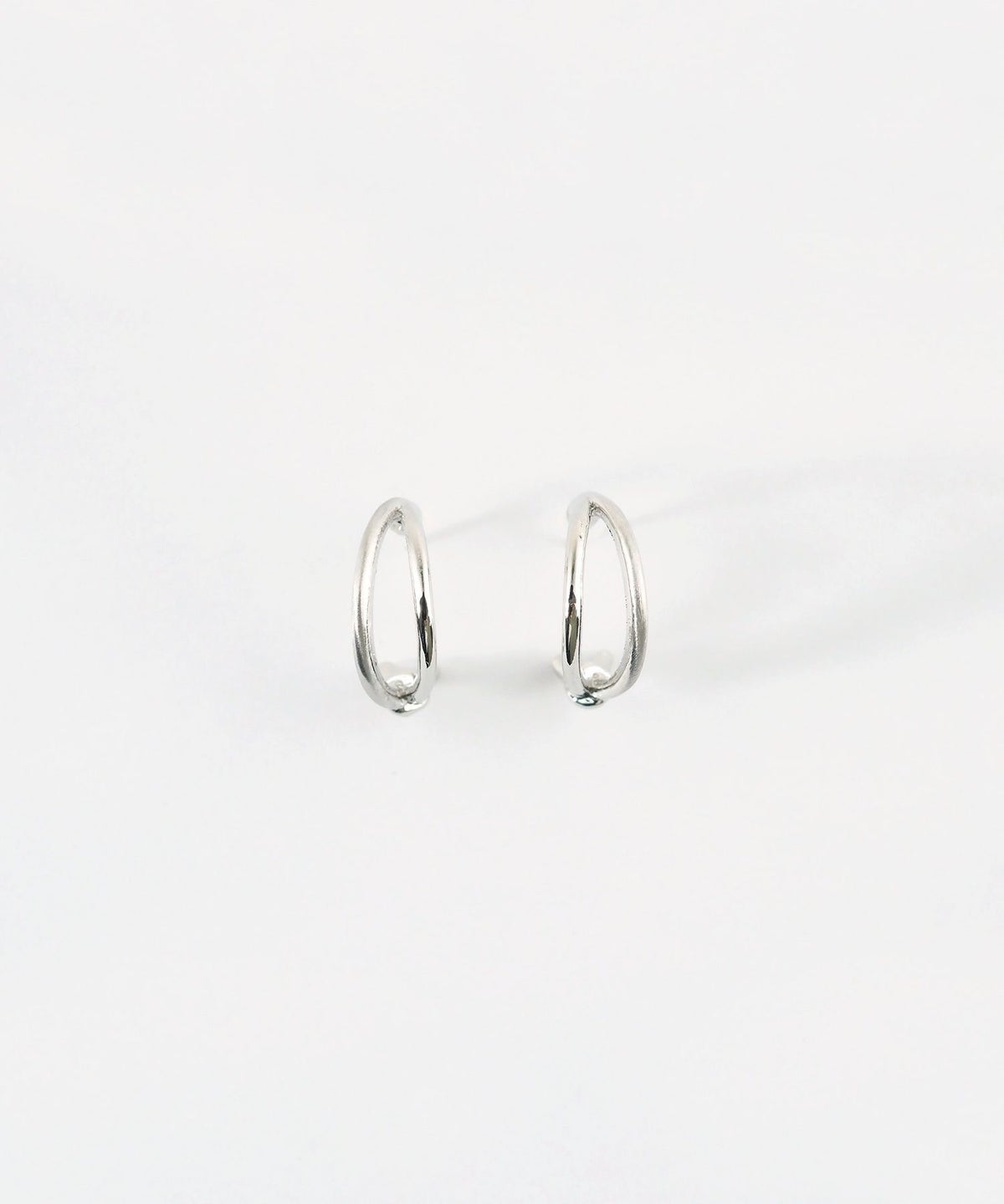 ノットダブルラインフープセラミックポストピアス