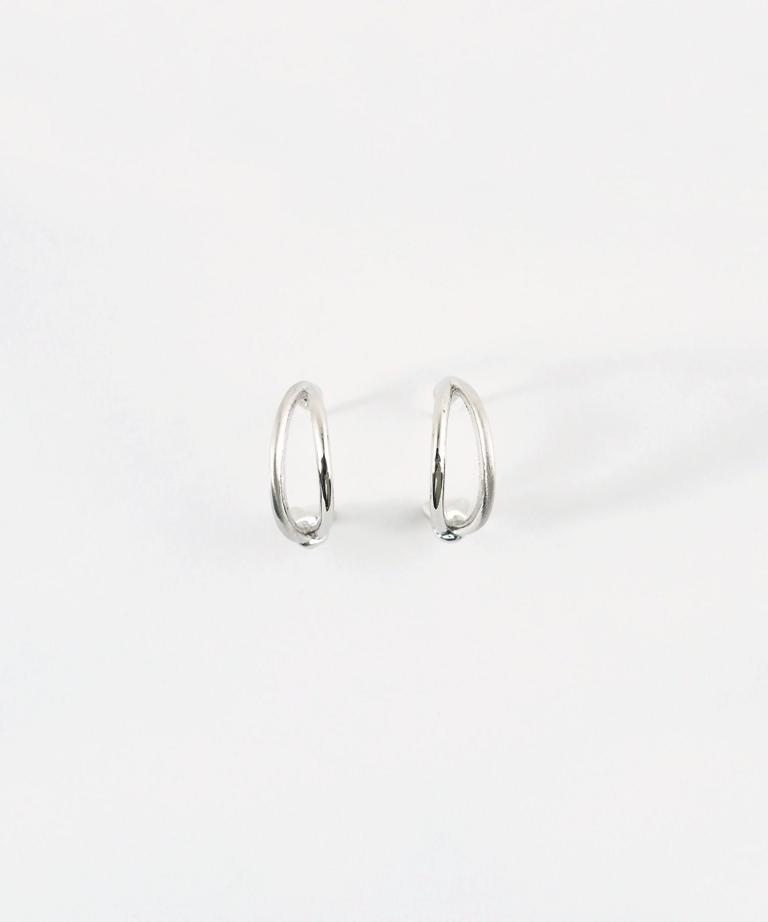 ノットダブルラインフープセラミックポストピアス