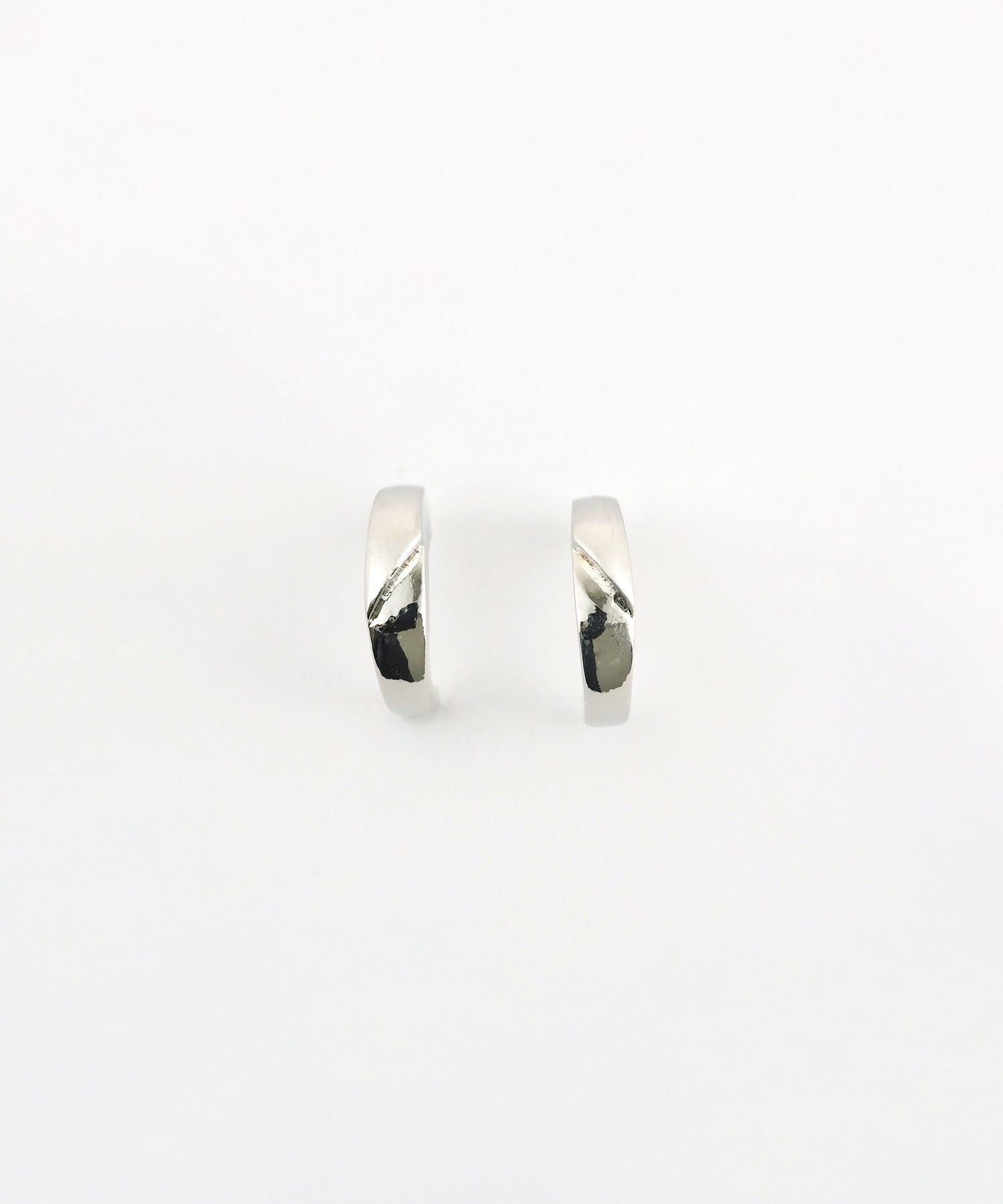 エッジラインフープセラミックポストピアス