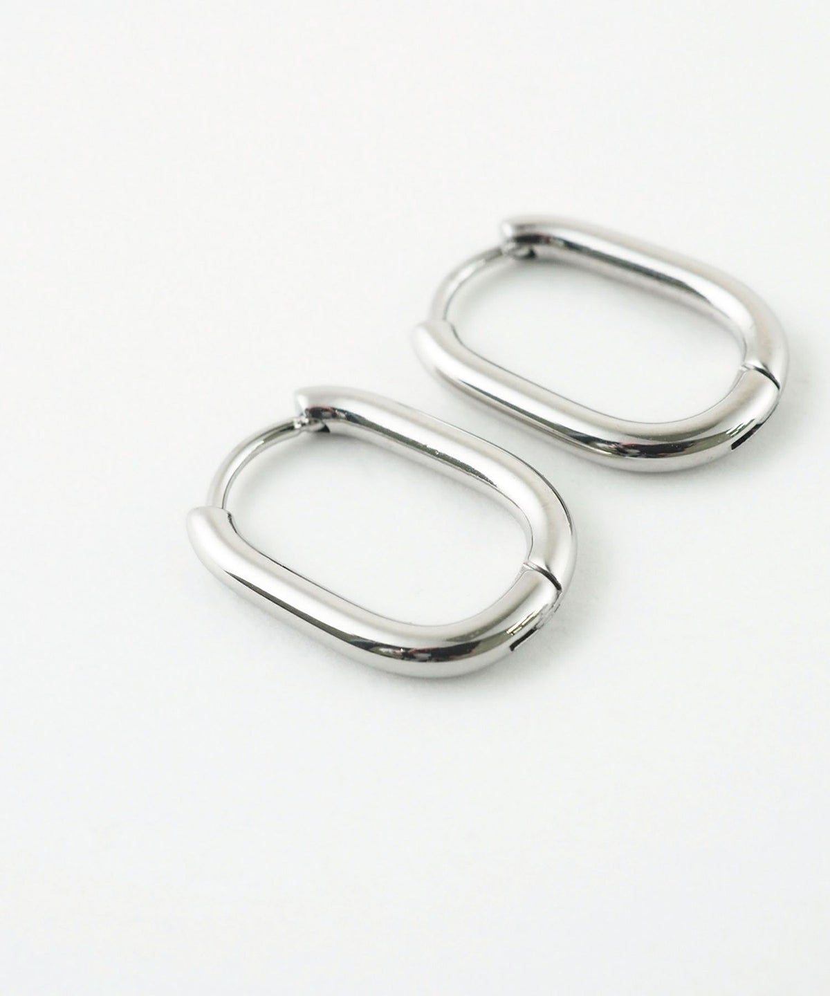 オーバルスリムワンタッチステンレスピアス【MUK lucenzio】