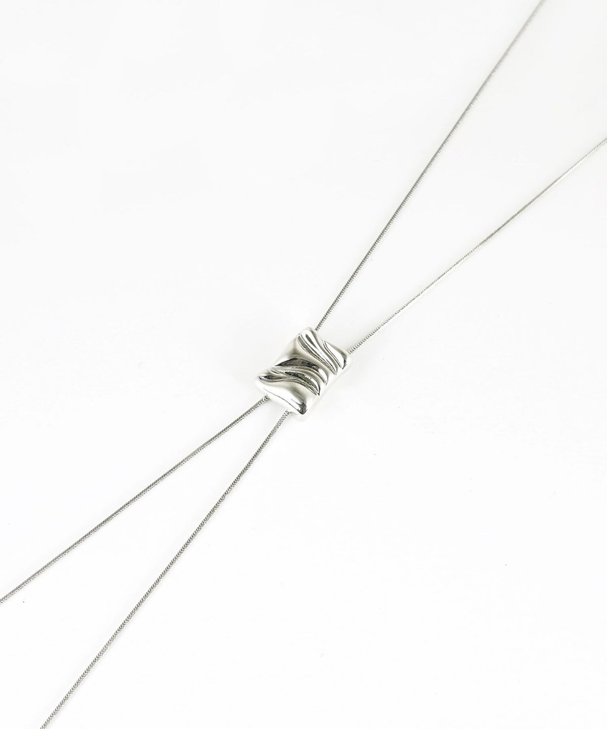 ニュアンスプレートループタイネックレス