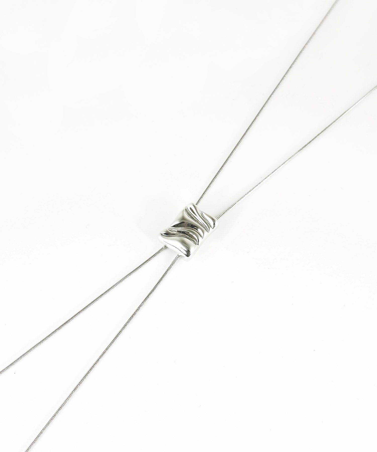 ニュアンスプレートループタイネックレス