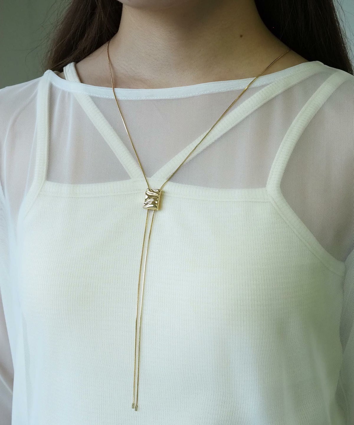 ニュアンスプレートループタイネックレス