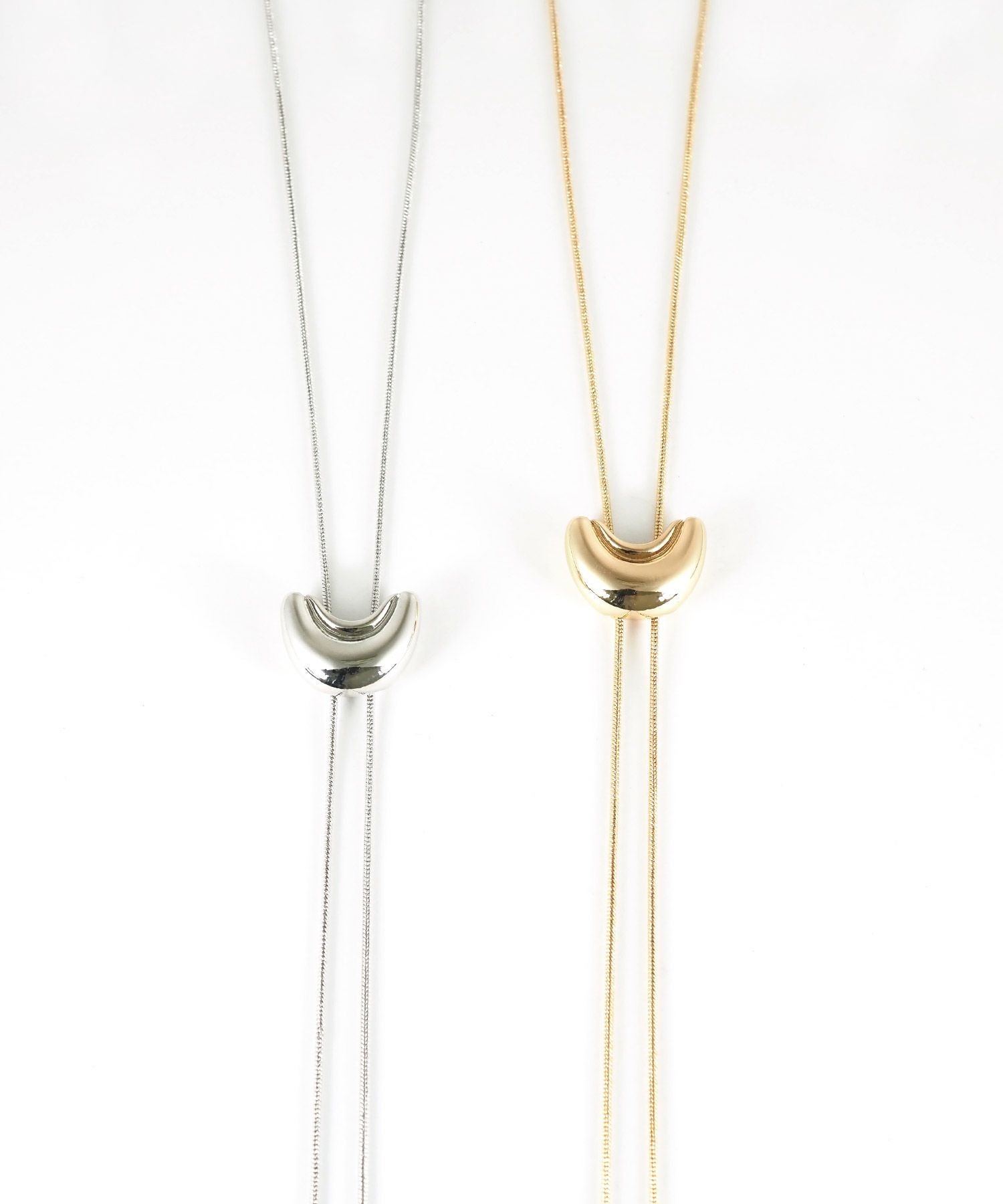 クレセントループタイネックレス