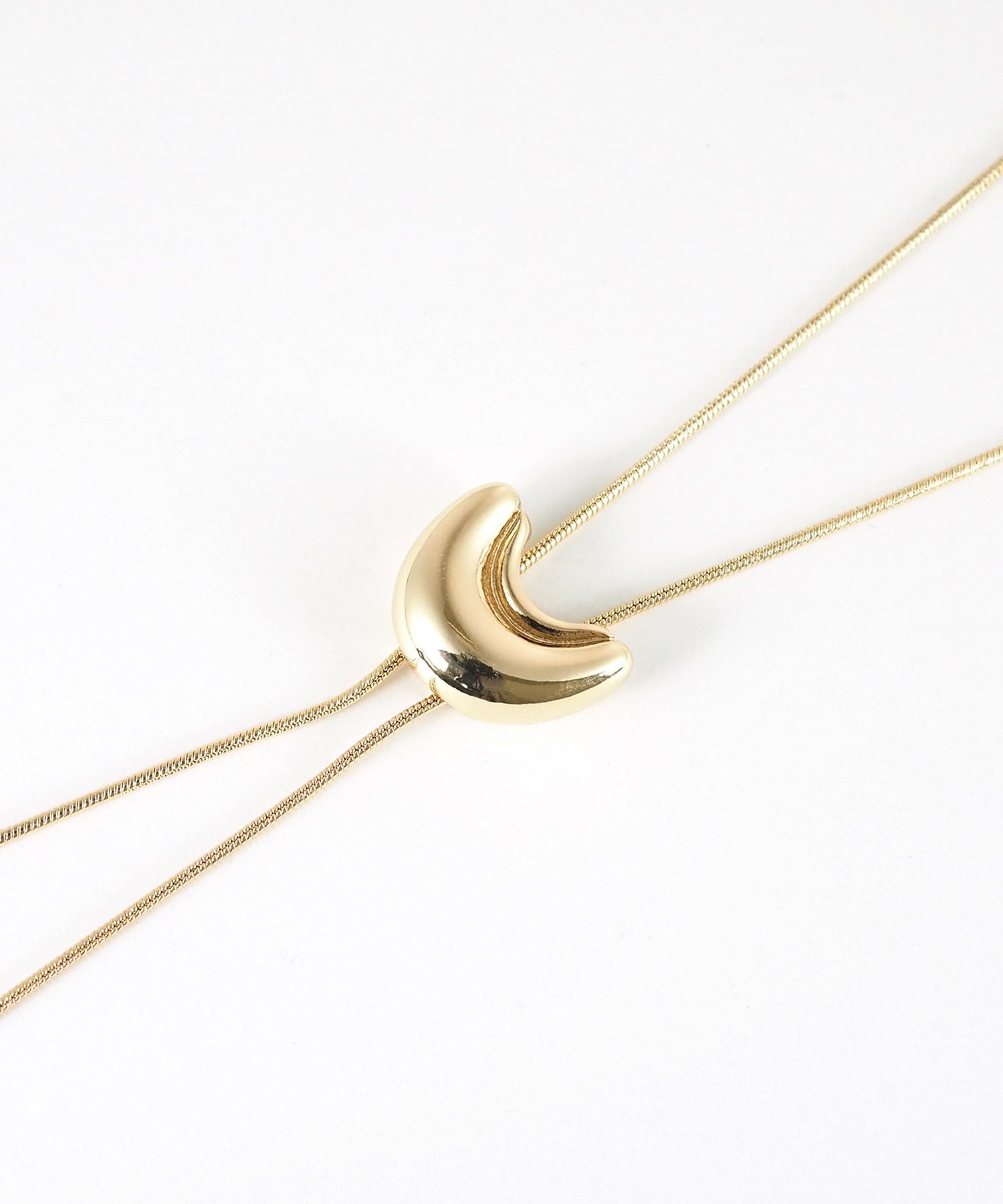 クレセントループタイネックレス