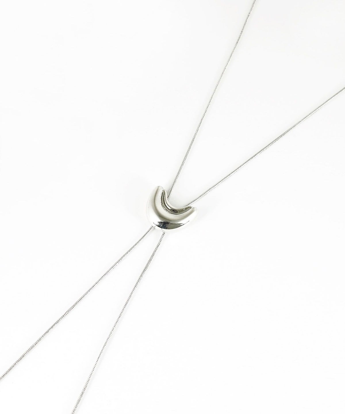 クレセントループタイネックレス