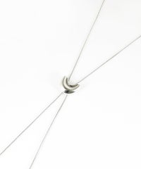 クレセントループタイネックレス