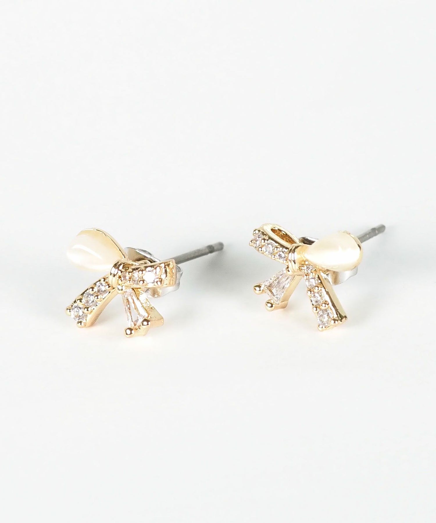 アシンメトリーリボンキャッツアイチタンポストピアス