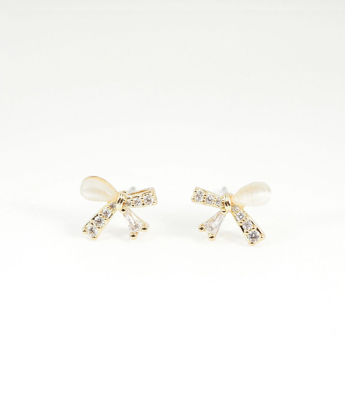 アシンメトリーリボンキャッツアイチタンポストピアス