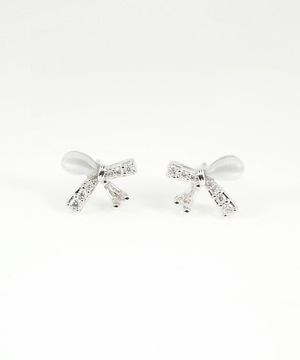 アシンメトリーリボンキャッツアイチタンポストピアス