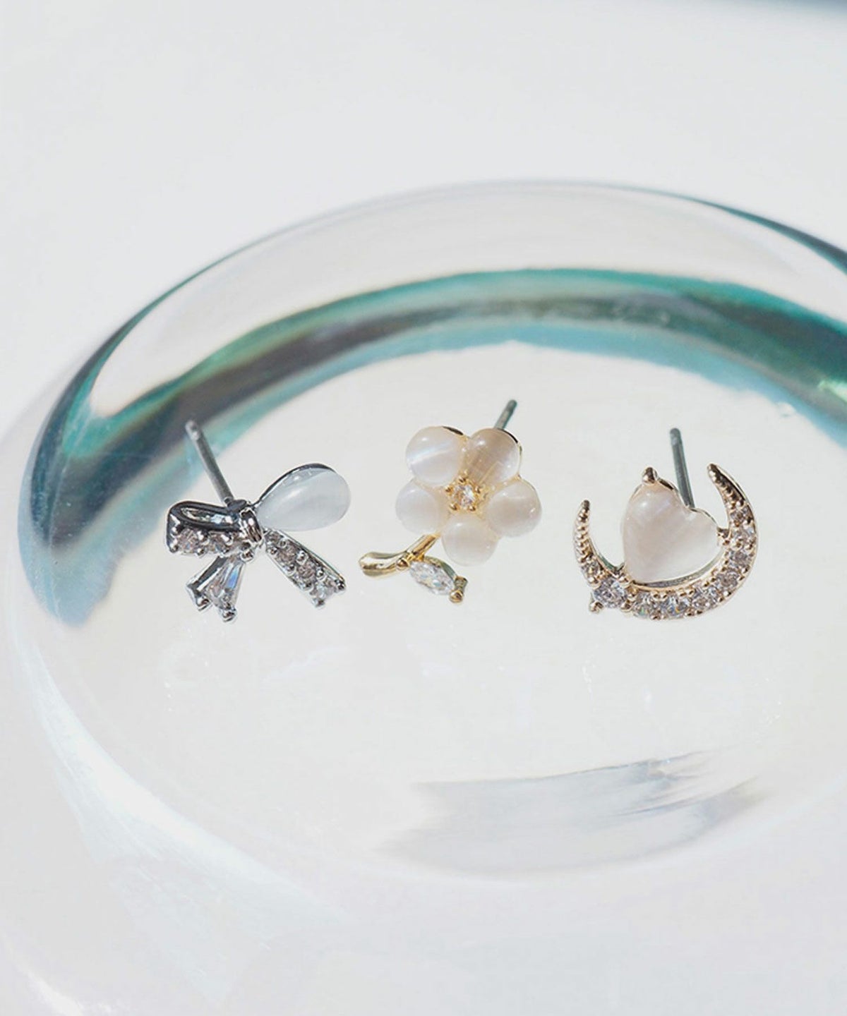 アシンメトリーリボンキャッツアイチタンポストピアス