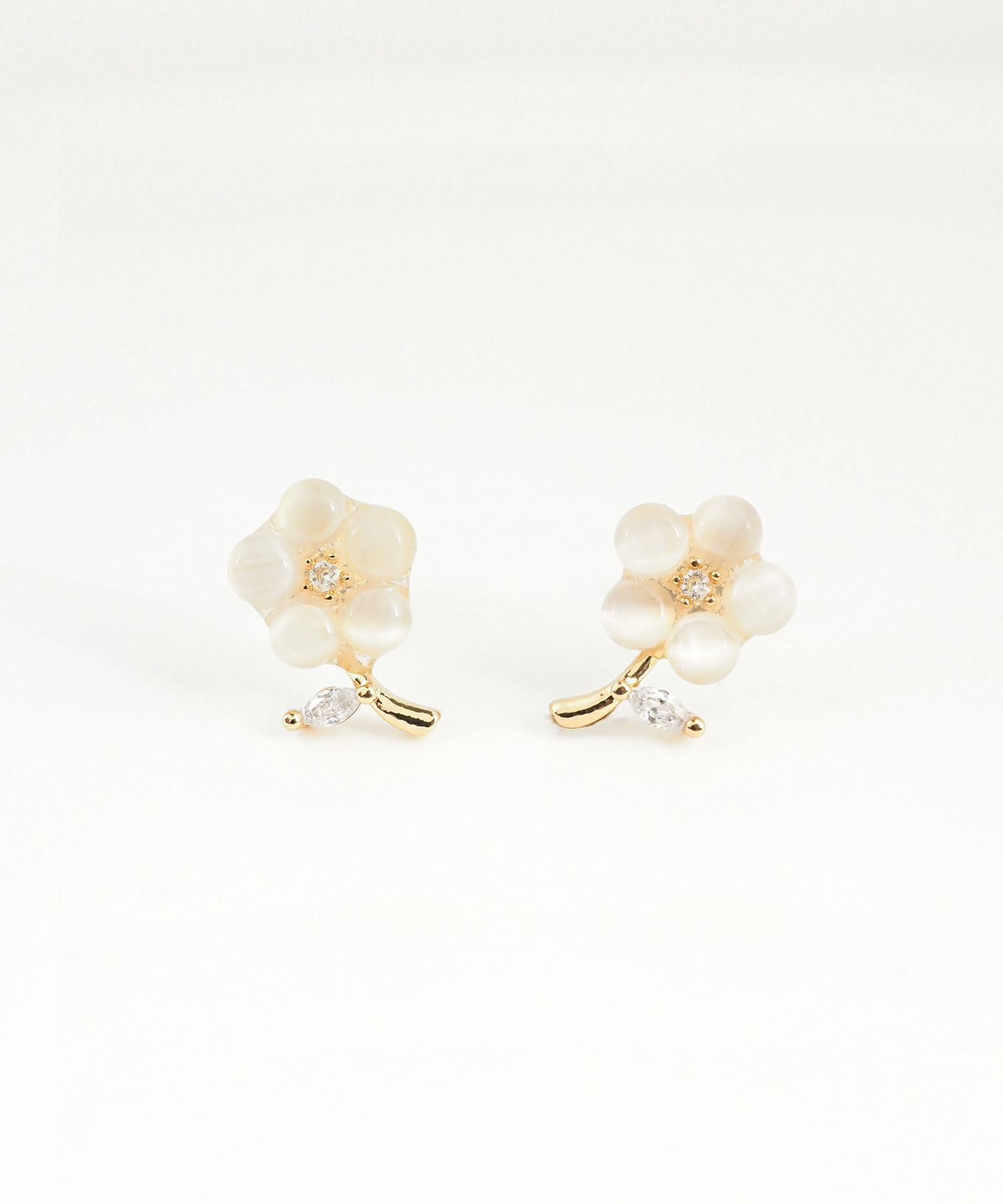 フラワーチャーミングキャッツアイチタンポストピアス