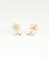 フラワーチャーミングキャッツアイチタンポストピアス