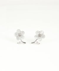 フラワーチャーミングキャッツアイチタンポストピアス