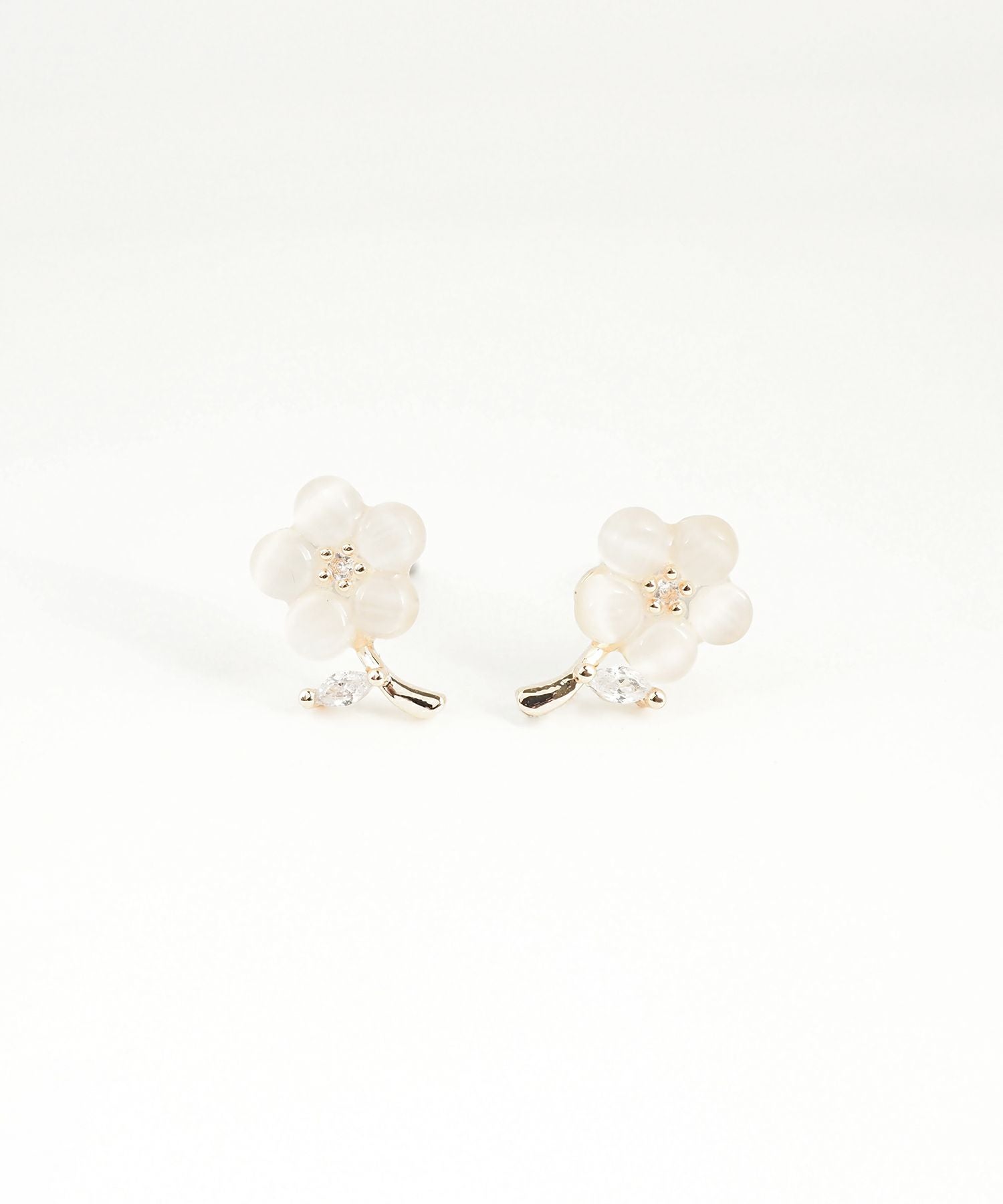 フラワーチャーミングキャッツアイチタンポストピアス