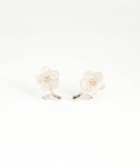 フラワーチャーミングキャッツアイチタンポストピアス