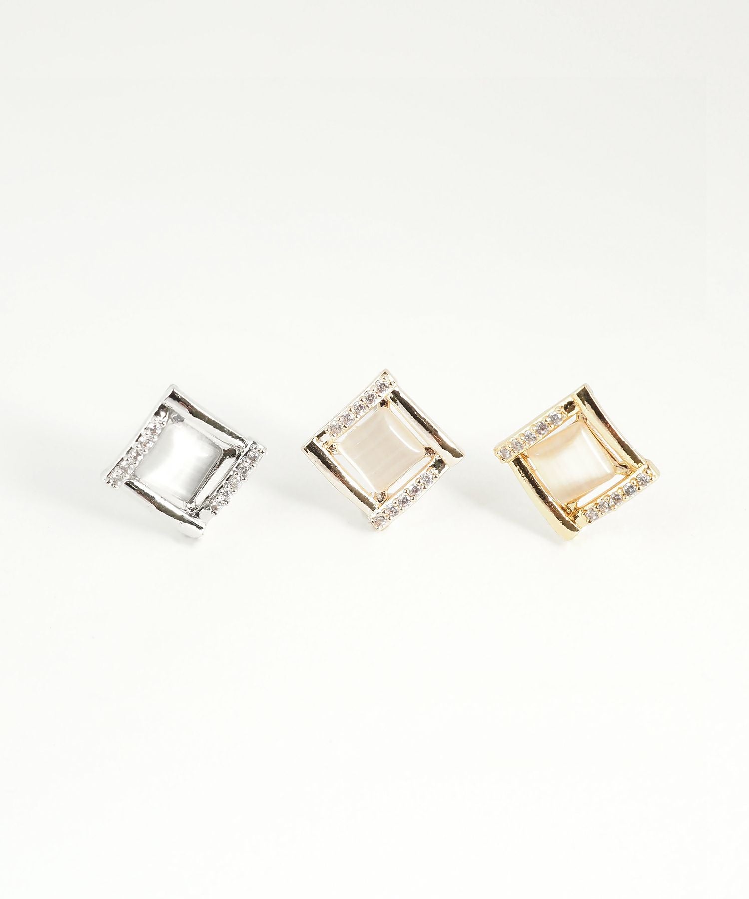 ニュアンススクエアキャッツアイチタンポストピアス