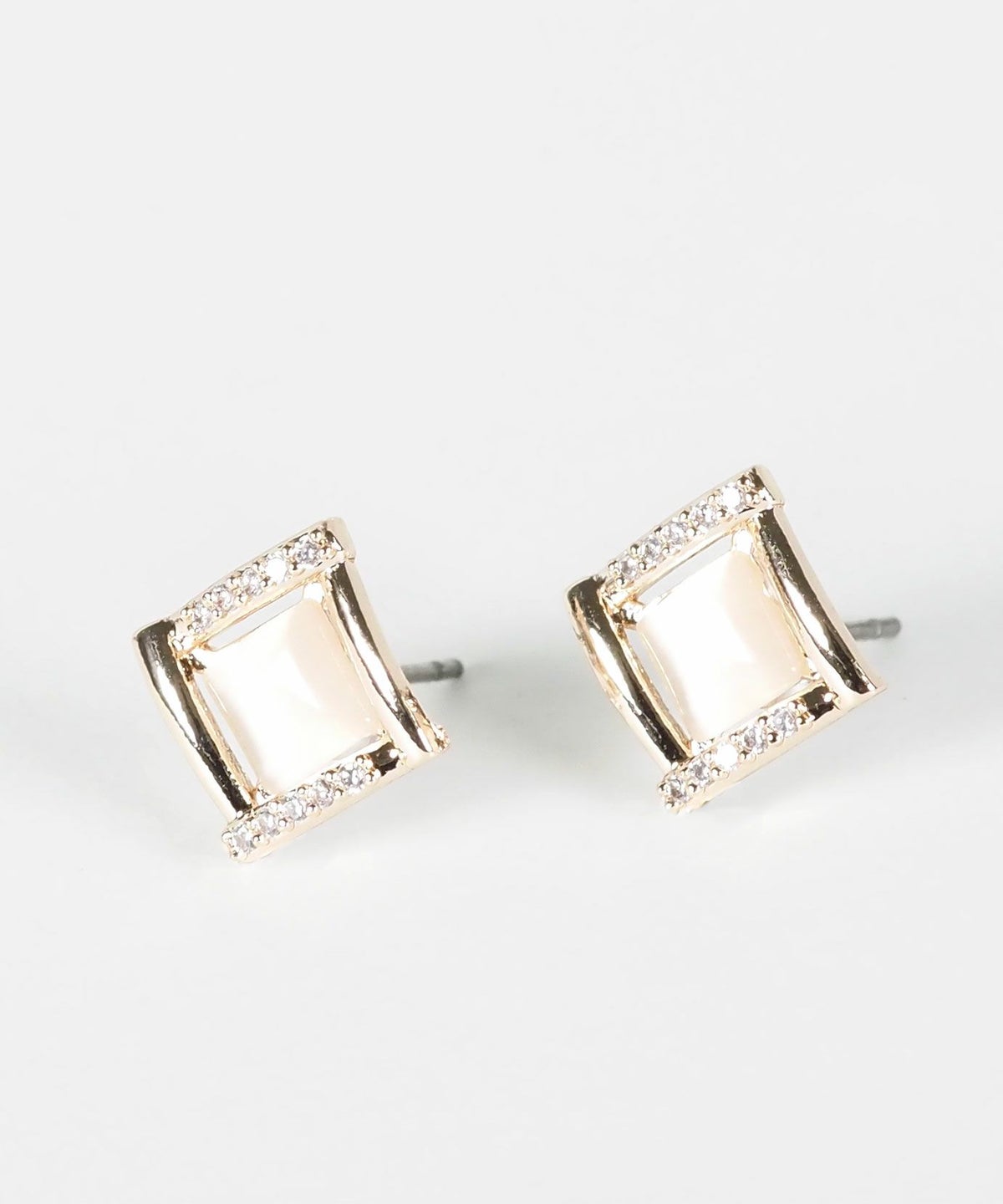 ニュアンススクエアキャッツアイチタンポストピアス