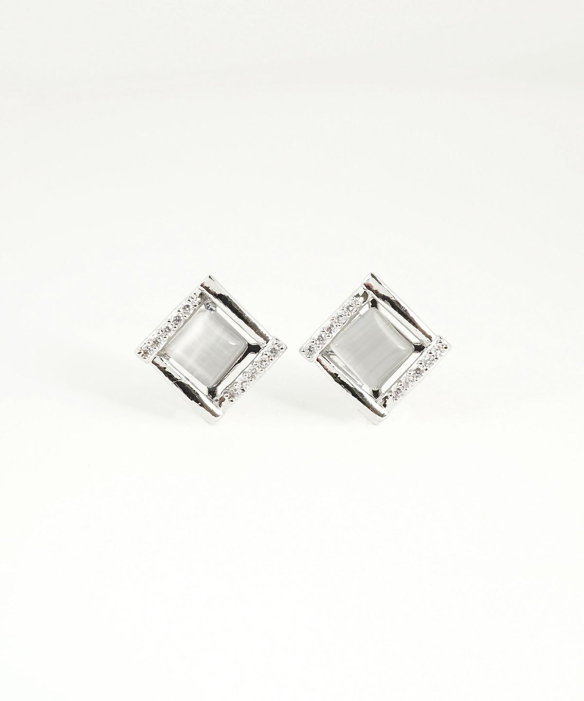 ニュアンススクエアキャッツアイチタンポストピアス