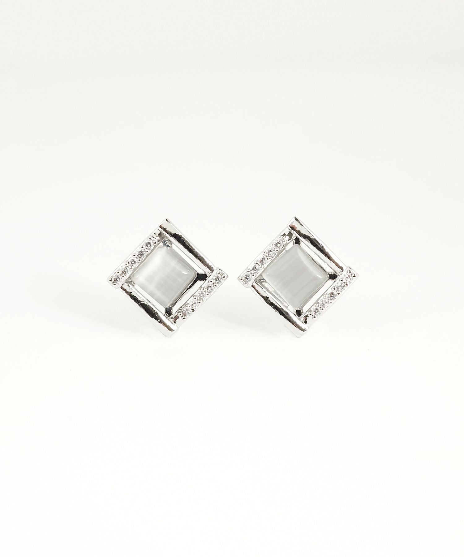 ニュアンススクエアキャッツアイチタンポストピアス