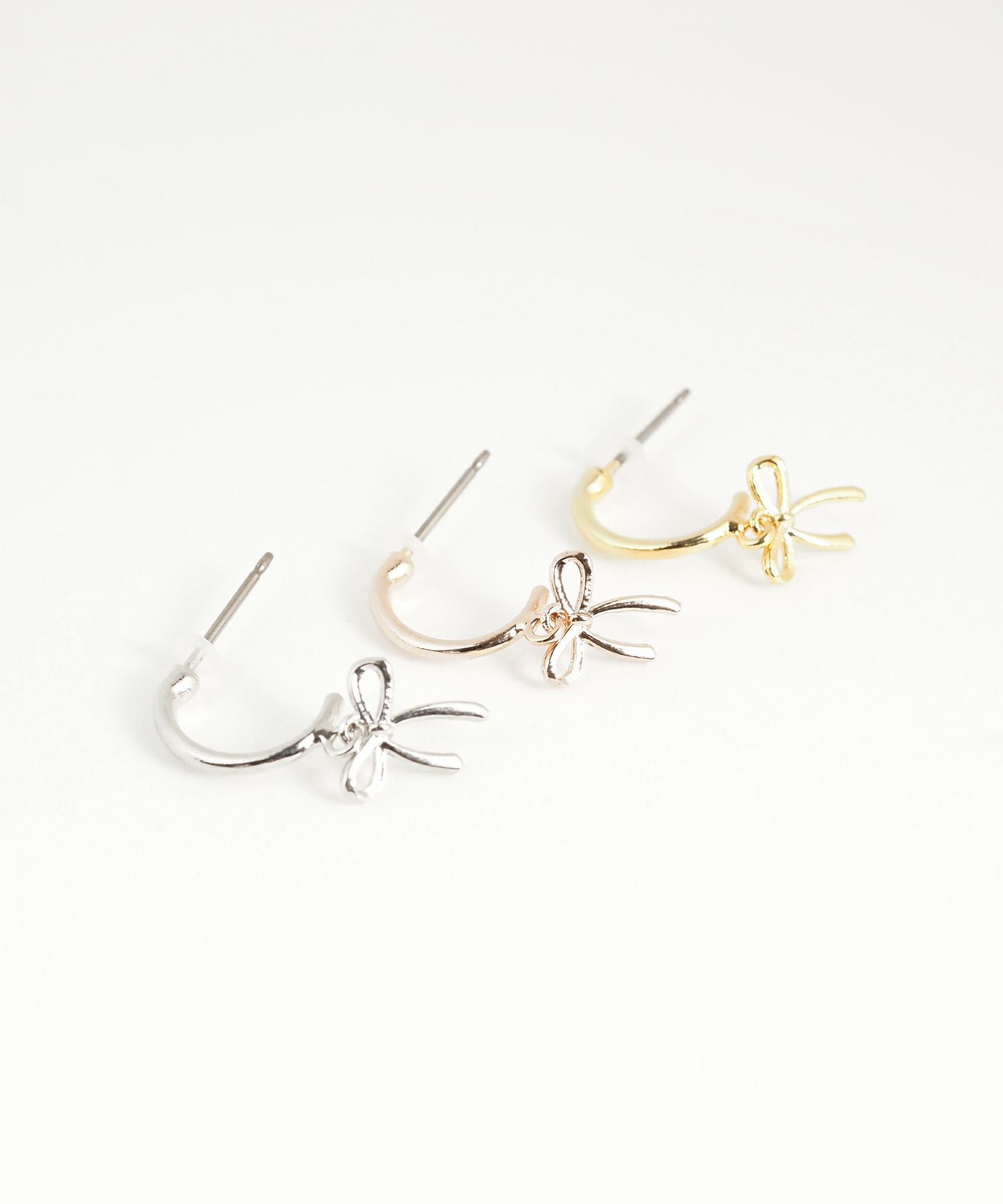 リボンピュアチタンポストピアス