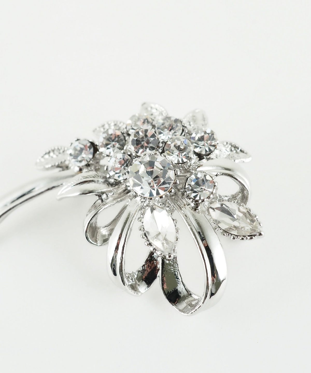 フラワーストーンリボンブローチ