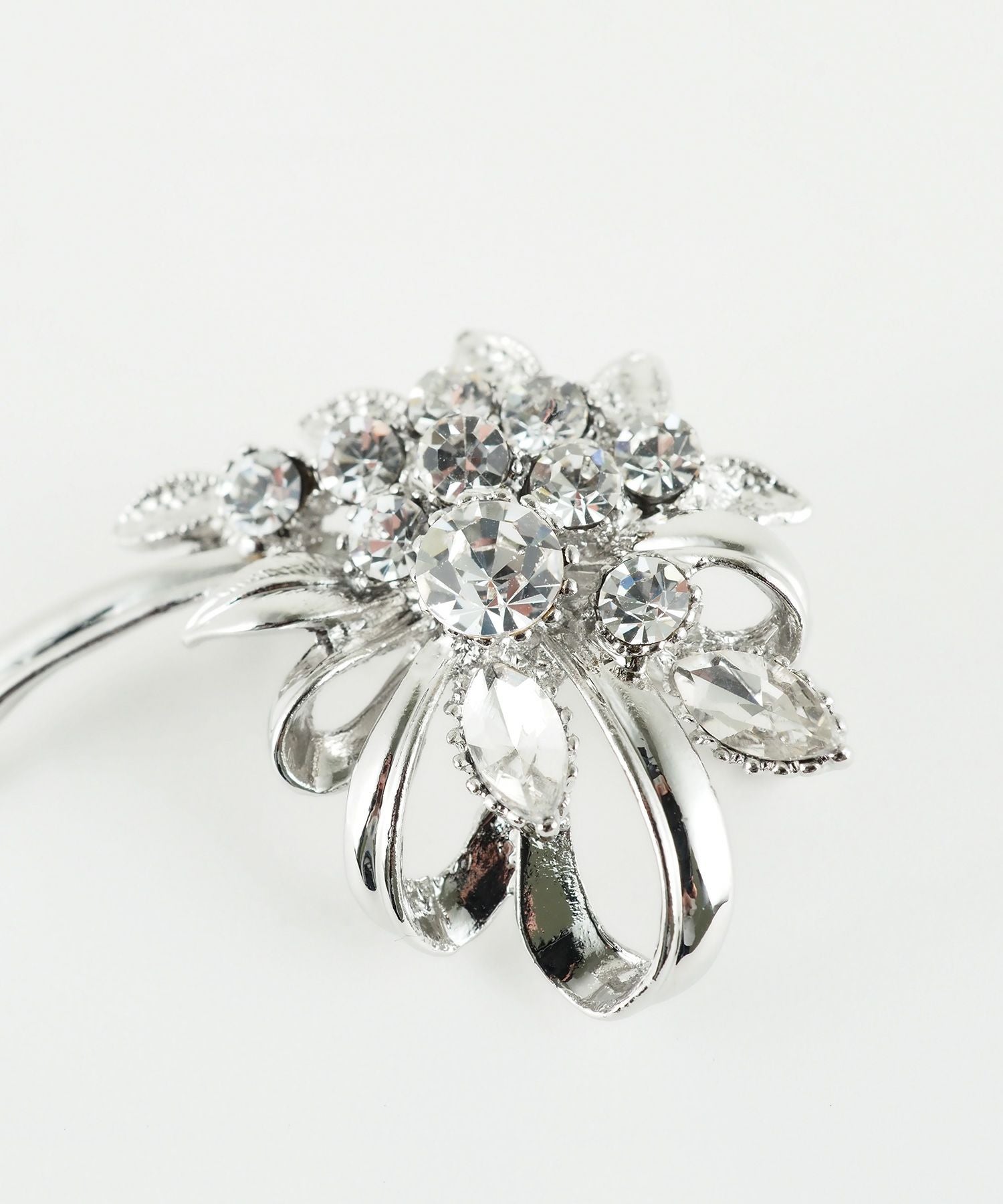 フラワーストーンリボンブローチ