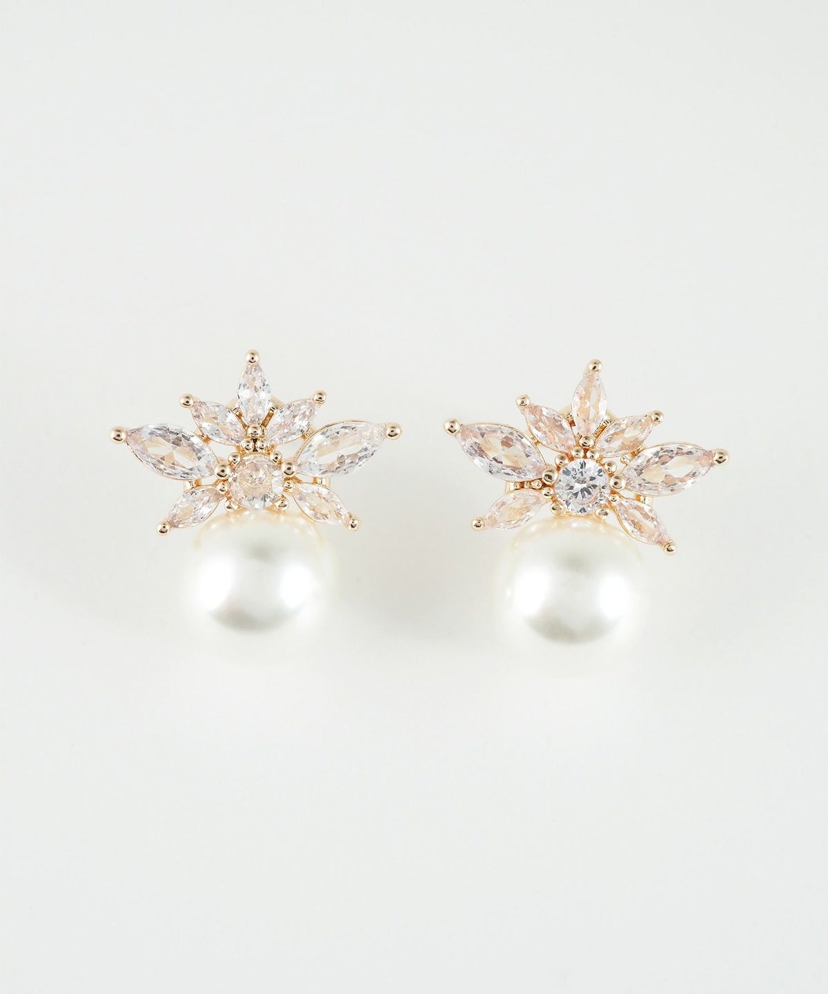 フラワーキュービックパールチタンポストピアス