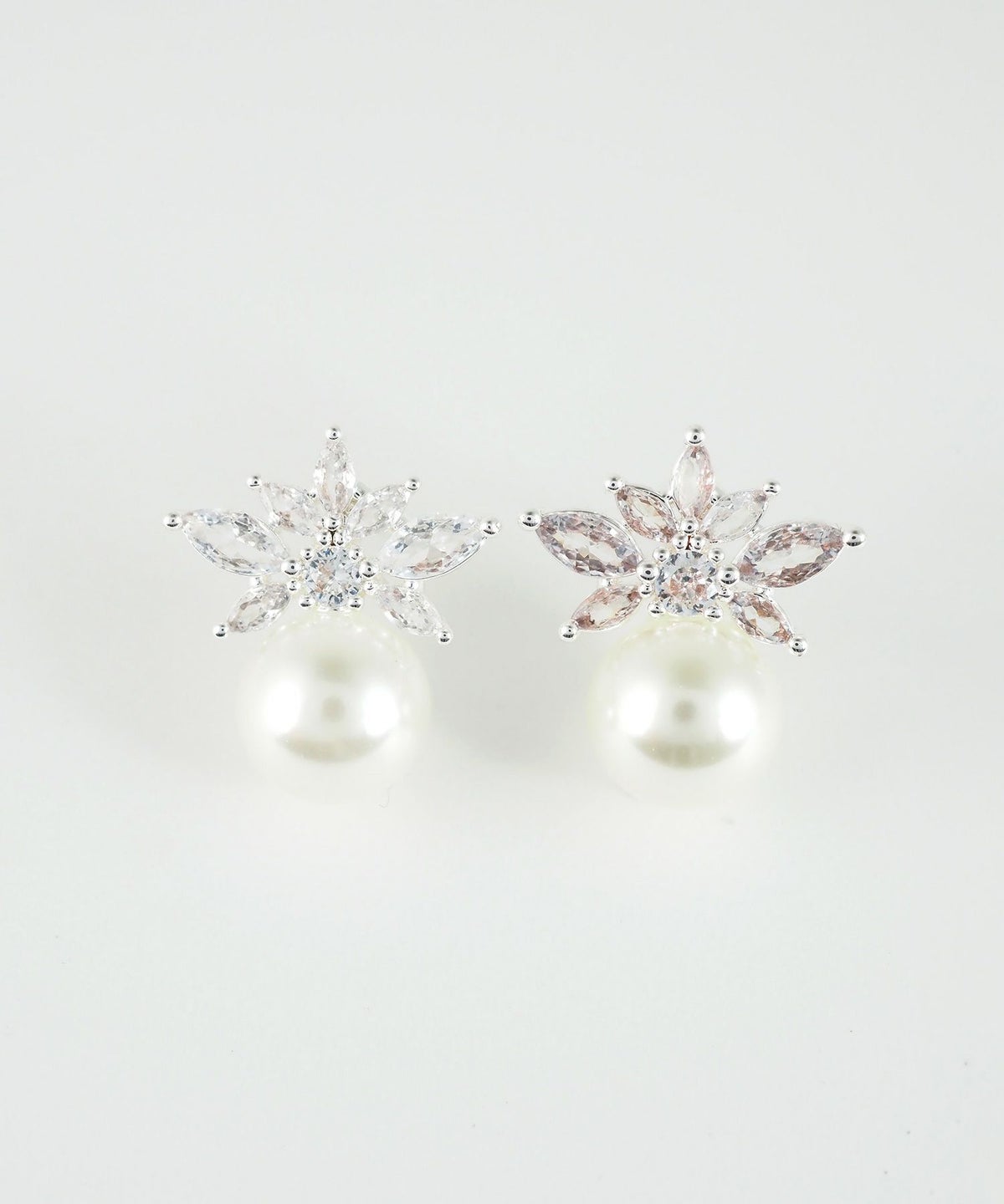 フラワーキュービックパールチタンポストピアス
