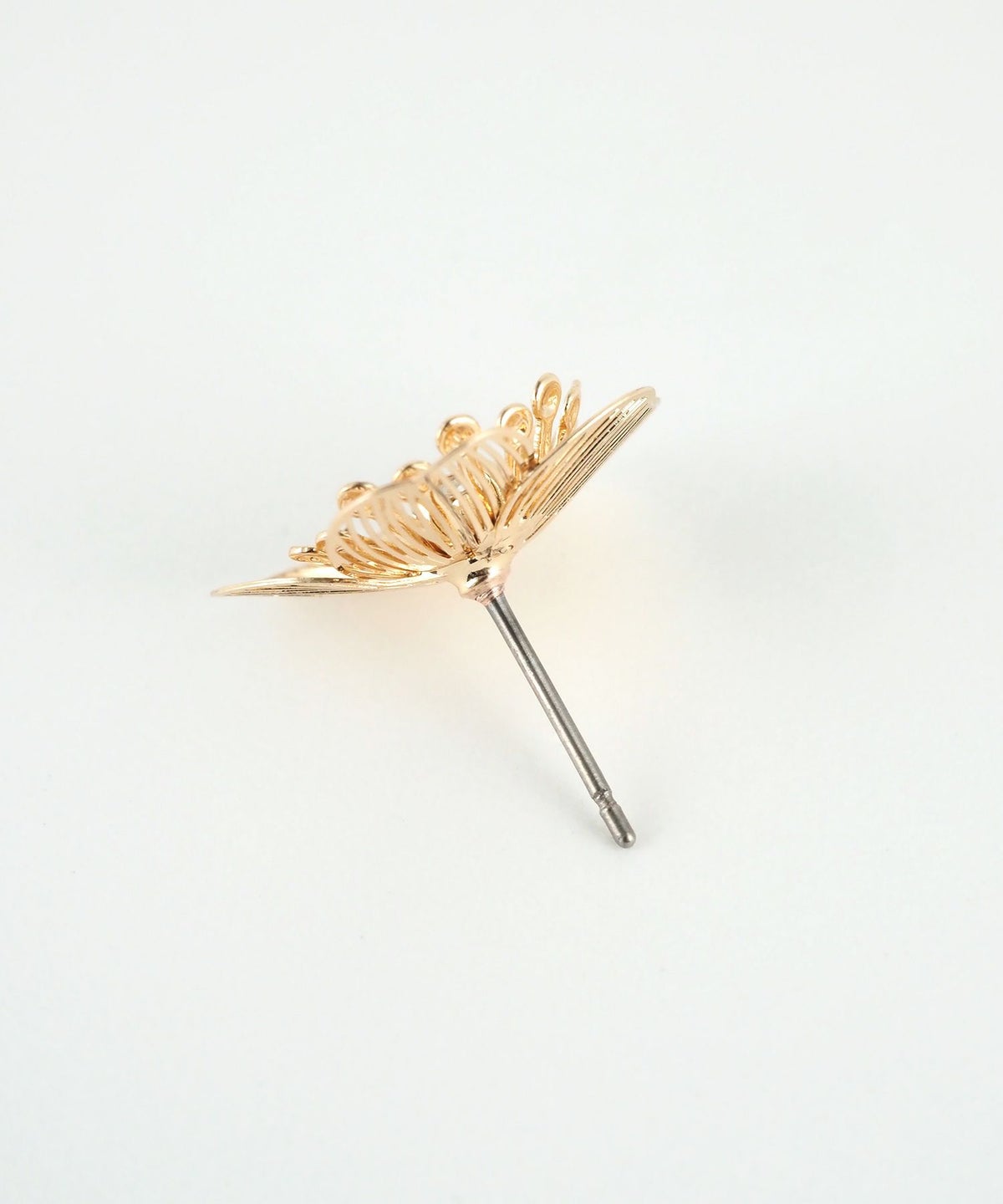 透かしフラワーチタンポストピアス